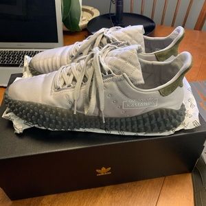 Men’s Adidas KAMANDA shoes, grey.